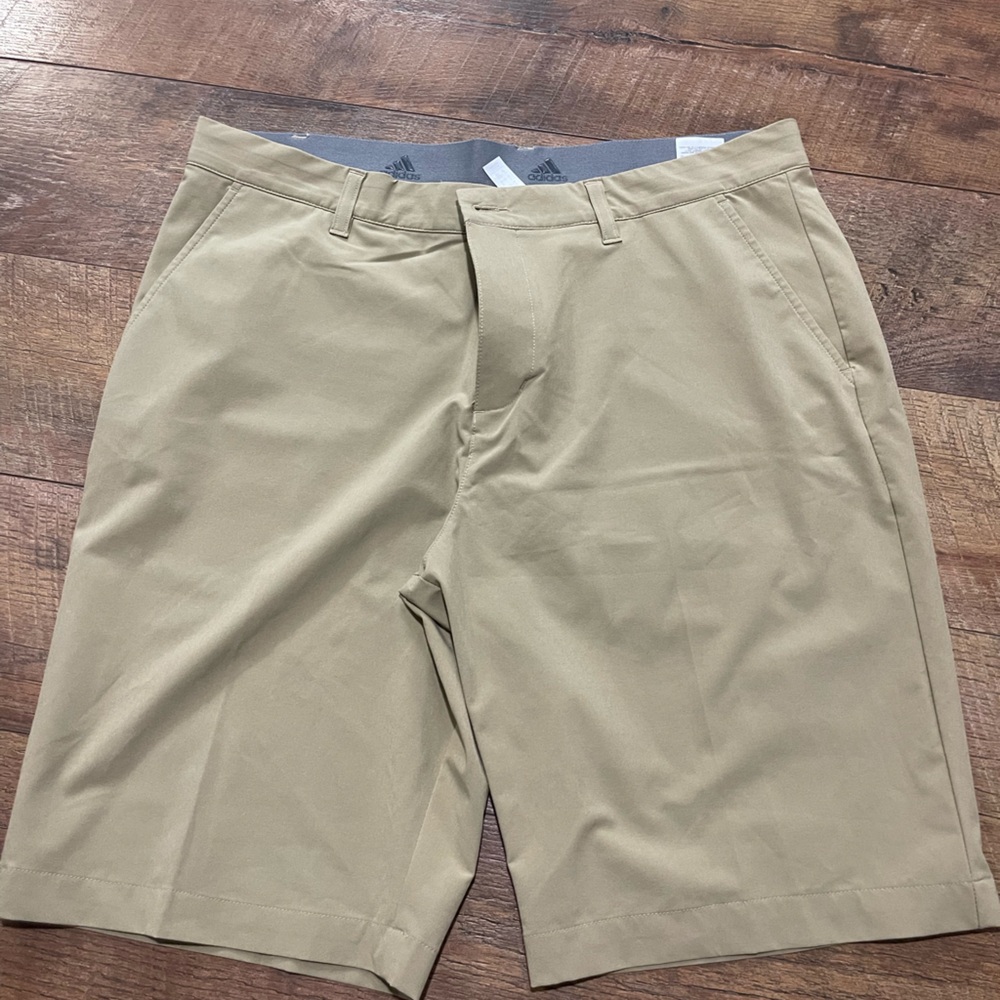 Men’s golf shorts